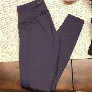 Women Lululemon fleece lined leggings